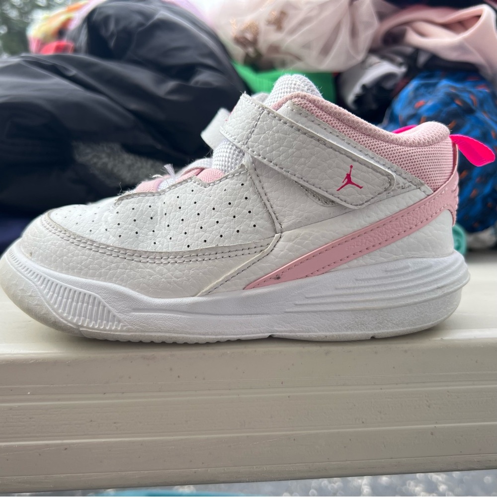 Jordan Max Aura 5 Fund kids size 10 White Pink Girls